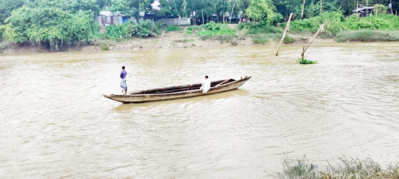হালদা নদীর বাঁশের সাঁকো ভেঙে যোগাযোগ বিচ্ছিন্ন ॥ দুর্ভোগে তিন উপজেলার মানুষ