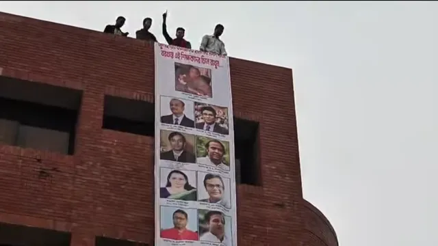 জাবির প্রশাসনিক ভবনে জুলাই হামলার মদদদাতা শিক্ষকদের ছবি ঝুলালেন শিক্ষার্থীরা