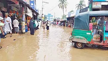 বৃষ্টিতে তলিয়ে যাচ্ছে সড়ক চরম দুর্ভোগে নগরবাসী