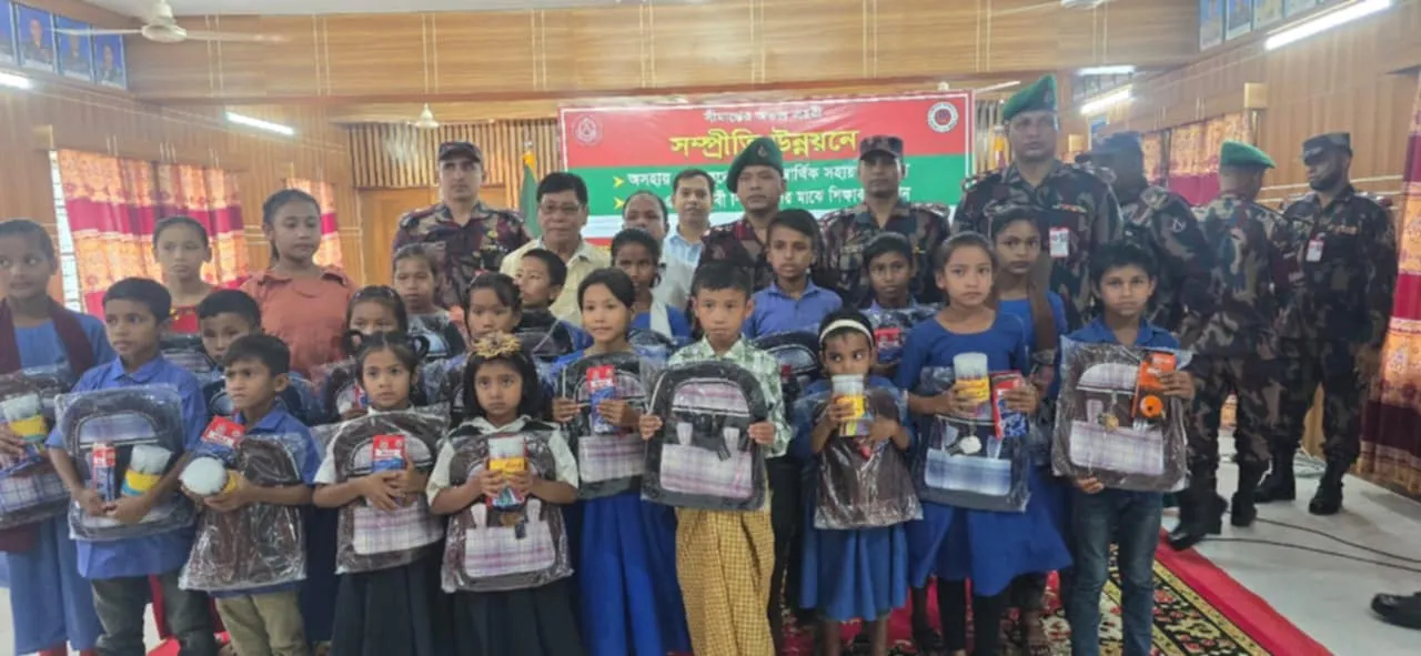 নাইক্ষ্যংছড়ি সীমান্তের মেধাবী শিক্ষার্থী দুস্থ ও মাইন বিস্ফোরণে আহতদের সহায়তা দিল ১১ বিজিবি