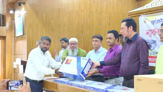 মান্দায় সরকারি প্রাথমিক বিদ্যালয়ে ল্যাপটপ প্রজেক্টর ও মাল্টিমিডিয়াসামগ্রী বিতরণ