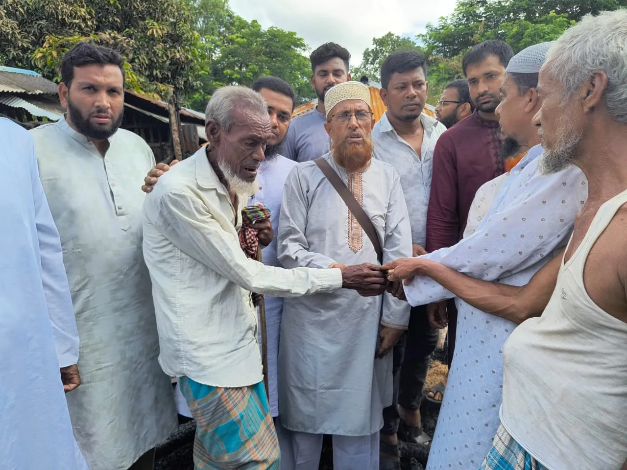 ক্ষতিগ্রস্ত পরিবারের পাশে মীরসরাই জামায়াত