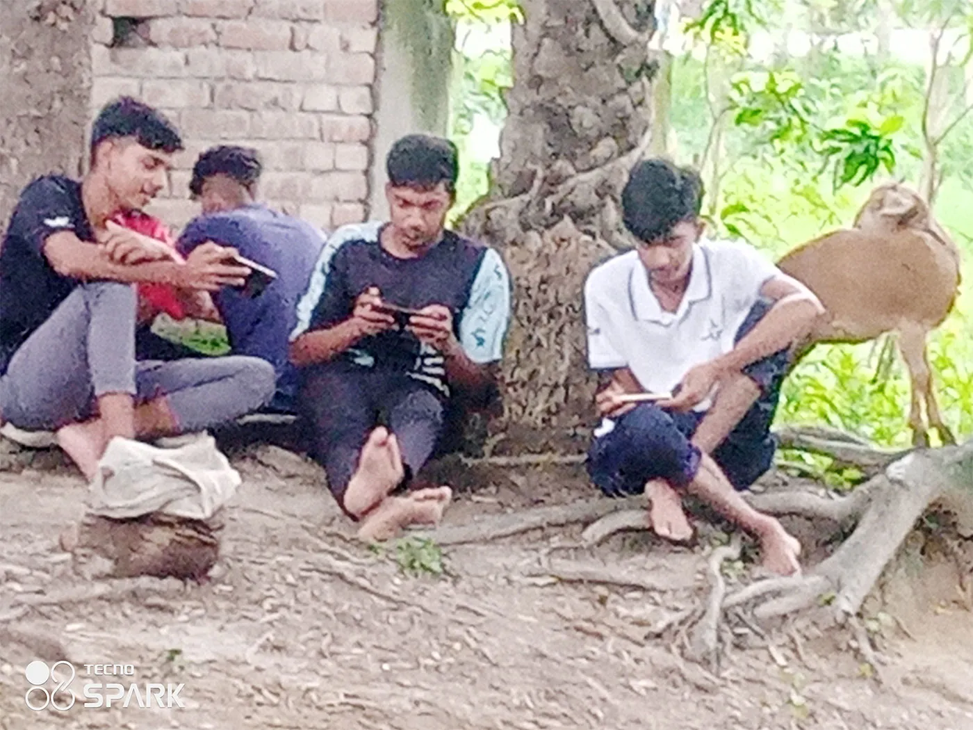 চাঁপাইনবাবগঞ্জের বিভিন্ন স্থানে অনলাইন জুয়া ও মোবাইল গেমিংয়ে আসক্ত শিশু কিশোররা