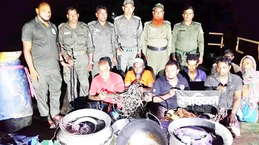 সুন্দরবনে বন বিভাগের পতাকা ব্যবহার করে হরিণ শিকারের চেষ্টা॥ সাত শিকারি আটক