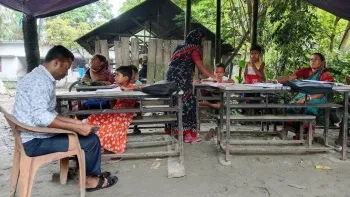 মনিরামপুরে স্কুলে হাঁটুপানি বিকল্পস্থানে চলছে পাঠদান