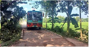 নান্দাইলে সেতুর মাঝে গর্ত ঝুঁকি নিয়ে যানচলাচল