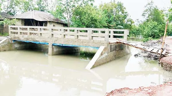 সেতু আছে, নেই সংযোগ সড়ক