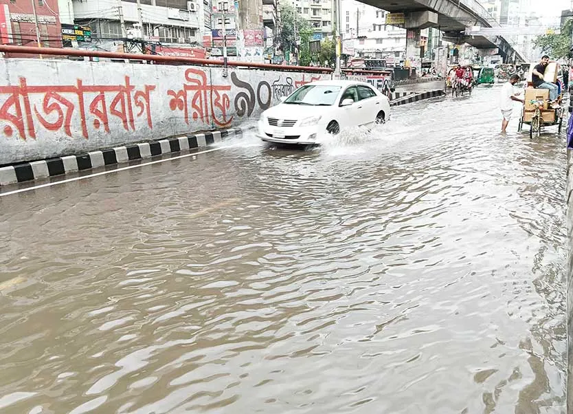 রাজধানীতে মুষলধারে বৃষ্টি বেড়েছে ভোগান্তি