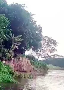 বাইশপুর গ্রামটি নদী ভাঙনের থেকে রক্ষা করা দাবি