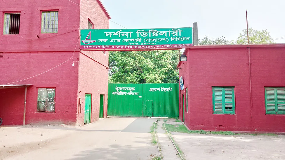 দর্শনার কেরুজ কান্ট্রি লিকার বোতল জাত করায় ভেজালকারীদের লঙ্কাকাণ্ড