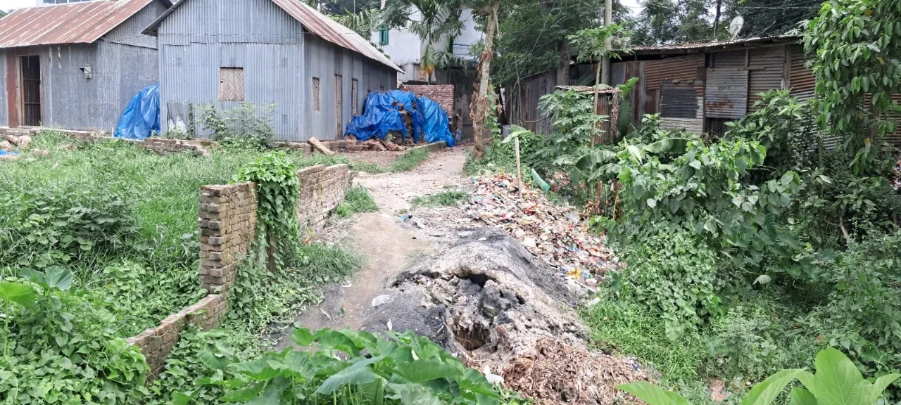 সিরাজদিখানে হাসপাতাল সড়কের বেহাল দশা