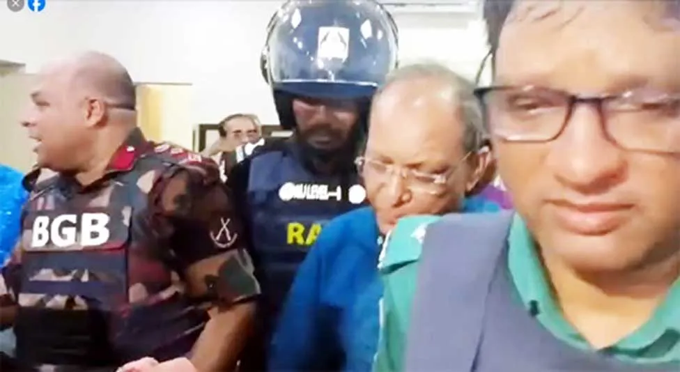 আতঙ্কিত পুরো রাজশাহী মহানগরী, অবরুদ্ধ রাবি