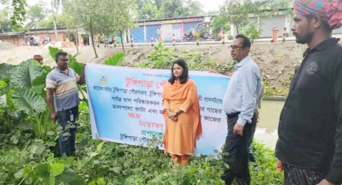 টুঙ্গিপাড়ায় খাল ও রাস্তার দুই পাশের জঙ্গল পরিষ্কার ॥ দীর্ঘ দিনের ভোগান্তির অবসান
