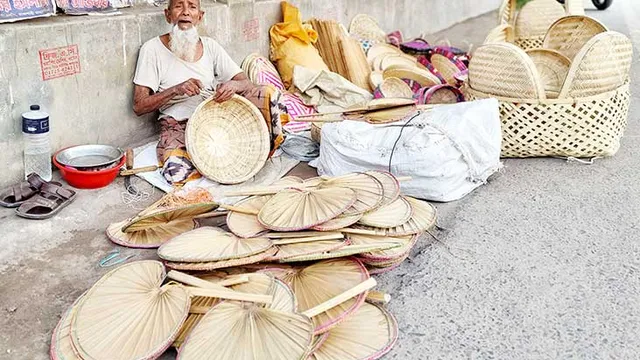 ফুটপাতেই জীবিকার লড়াই বৃদ্ধ সোফির উদ্দিনের