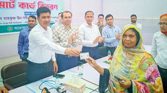 টিসিবির উপকারভোগীদের মধ্যে স্মার্টকার্ড বিতরণ