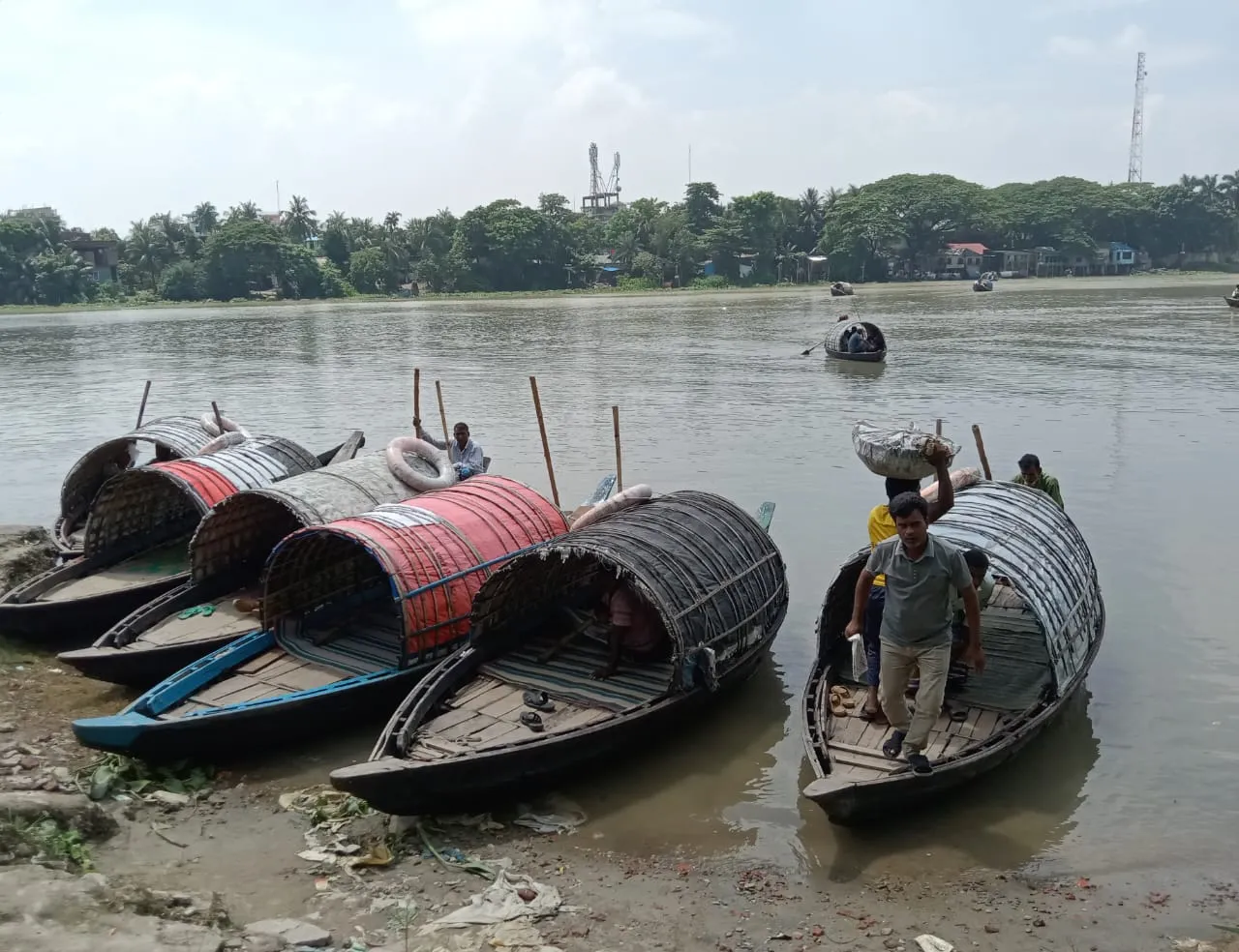 আধুনিকতার ছোঁয়ায় বিলুপ্ত প্রায় কাঠের নৌকা