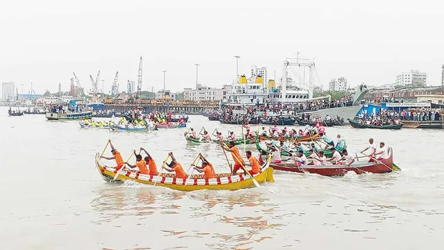 চট্টগ্রামের কর্ণফুলীতে বর্ণাঢ্য সাম্পান বাইচ অনুষ্ঠিত