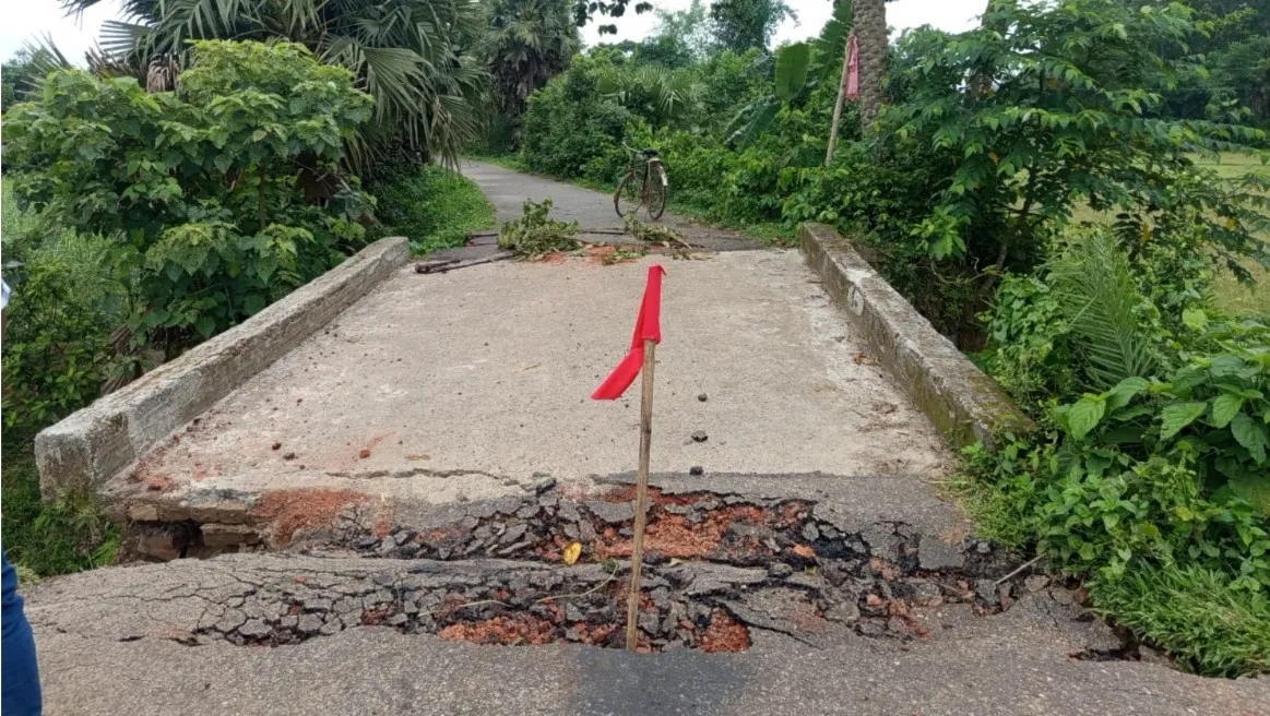 শ্রীপুরে ব্রিজ ধসে বিচ্ছিন্ন যোগাযোগ, ভোগান্তিতে শিক্ষার্থীসহ হাজারো বাসিন্দা