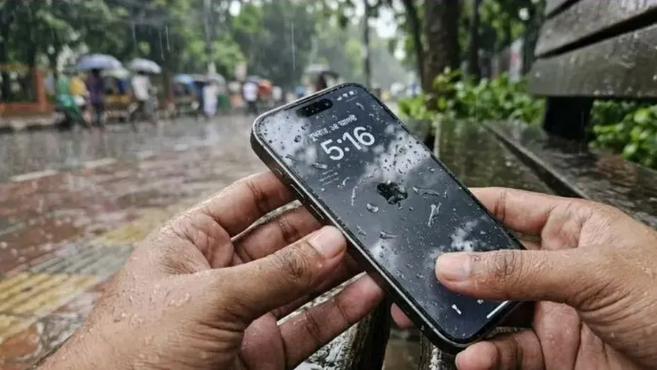 বৃষ্টিতে স্মার্টফোন ভিজে গেলে কী করবেন? জেনে নিন উপায়
