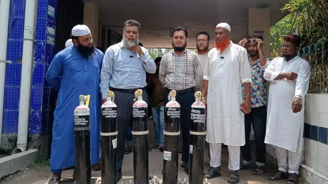 খোকসা হাসপাতালে ৫টি অক্সিজেন সিলিন্ডার উপহার দিলেন আনোয়ার খান
