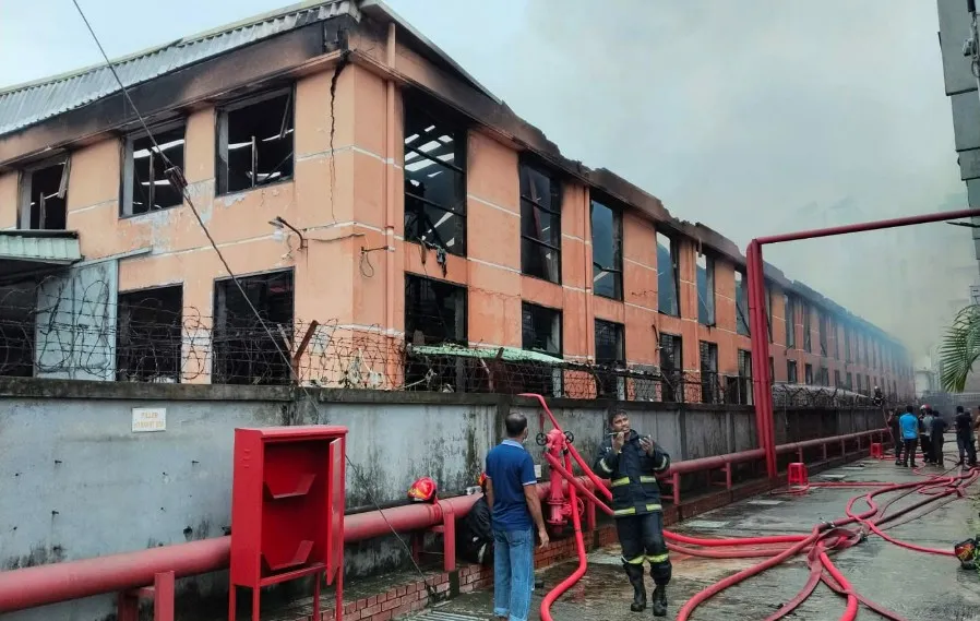 আদমজী ইপিজেডের কারখানার আগুন নিয়ন্ত্রণ