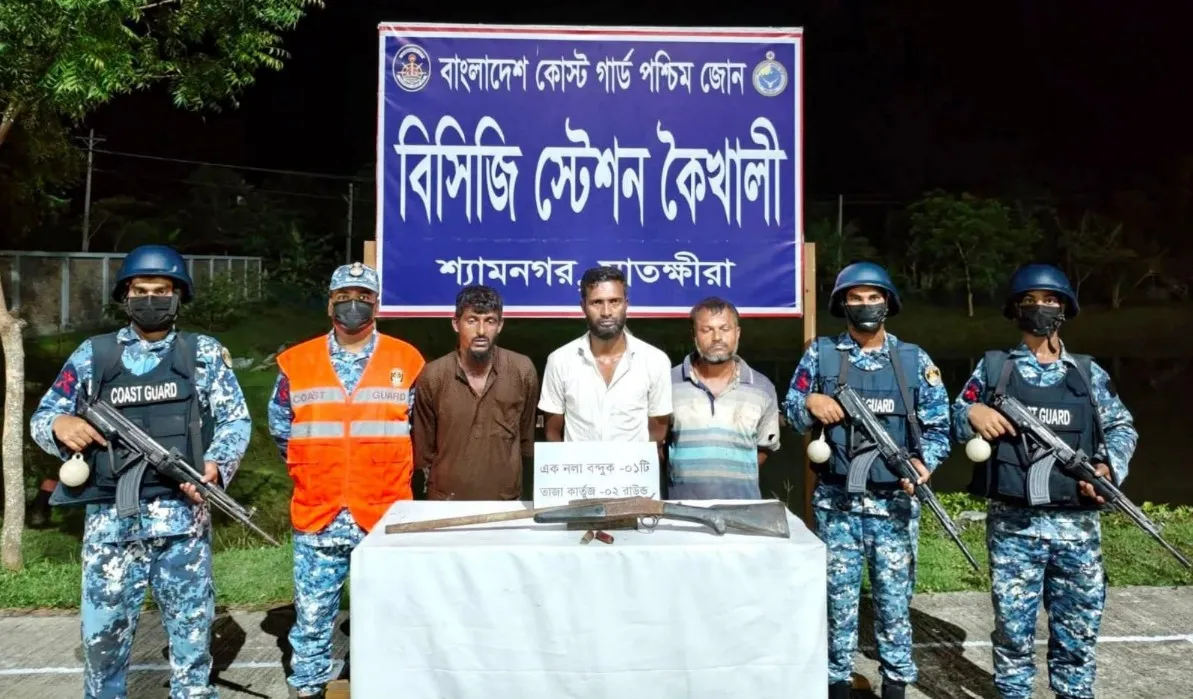 সুন্দরবনে অস্ত্র ও গোলাবারুদসহ ৩ বনদস্যু আটক
