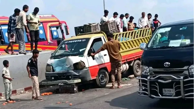 কর্ণফুলীতে সড়ক দুর্ঘটনা: বাবার মৃত্যু, হাসপাতালে ছেলে