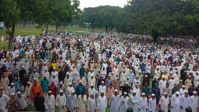মুষলধারে বৃষ্টির মধ্যেই শোলাকিয়ায় ঈদ জামাত