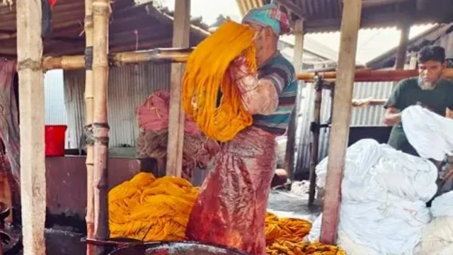 রংমিশ্রিত বিষাক্ত পানিতে দূষিত হচ্ছে গড়াই নদী, স্বাস্থ্য ঝুঁকিতে শ্রমিকরা