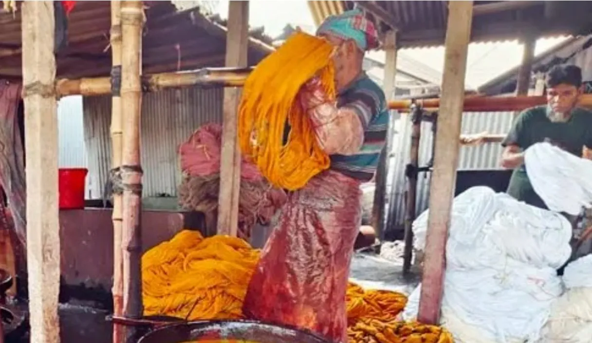 রংমিশ্রিত বিষাক্ত পানিতে দূষিত হচ্ছে গড়াই নদী, স্বাস্থ্য ঝুঁকিতে শ্রমিকরা