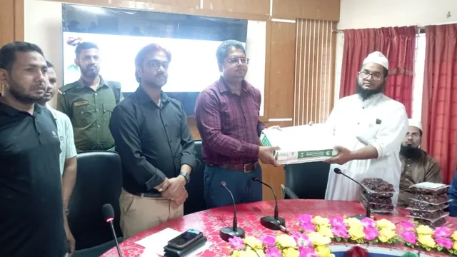 খোকসায় মাদরাসা ও এতিমখানায় সৌদি আরবের উপহার খেজুর বিতরণ