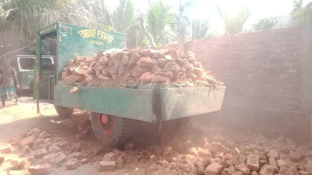 নিজস্ব অর্থায়নে রাস্তা সংস্কার করে কাজ শুরু করলেন কুড়িগ্রাম-১ আসনের এমপি আনোয়ারুল ইসলাম