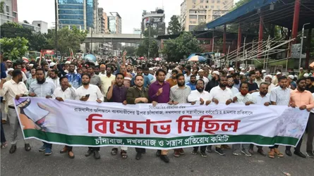 গুলিস্তানে ব্যবসায়ীদের ওপর সন্ত্রাসীদের হামলার প্রতিবাদে বিক্ষোভ