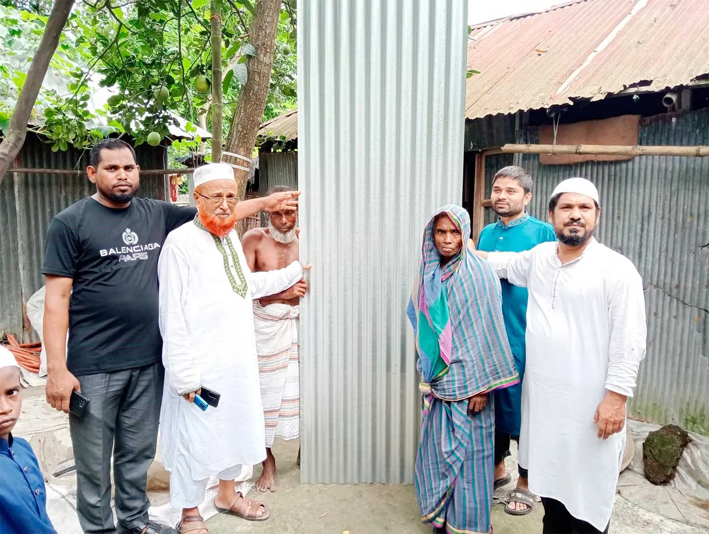 সাদুল্লাপুরে অসহায় পরিবারকে জামায়াতের ঢেউটিন প্রদান
