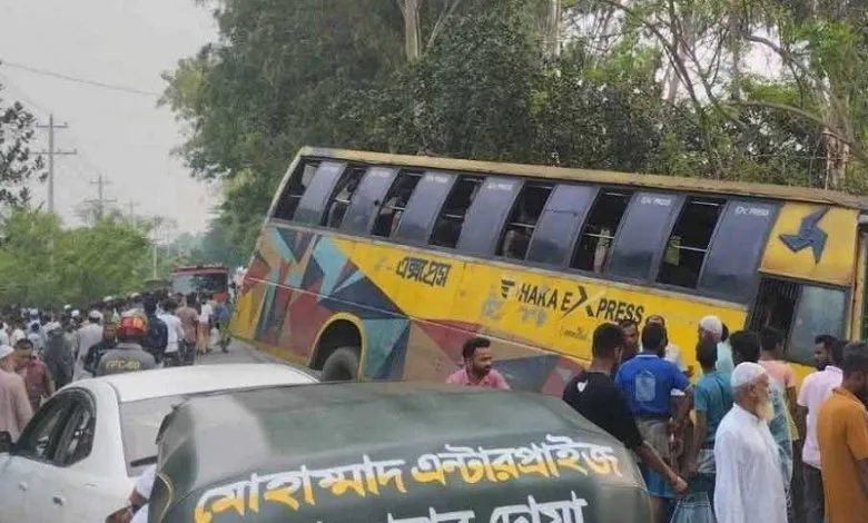 সিরাজগঞ্জে বাসচাপায় অটোভ্যানের ৩ যাত্রী নিহত, গুরুতর আহত ১