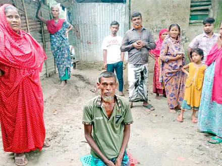 মান্দায় চলাচলের রাস্তা না থাকায় ৩০টি পরিবারের চরম ভোগান্তি