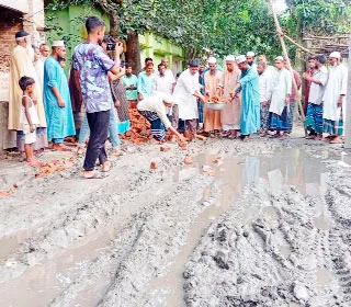 সাদুল্লাপুরে জামায়াতের উদ্যোগে গ্রামীণ রাস্তা সংস্কার