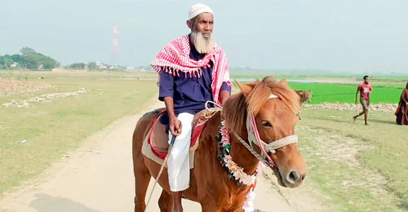কবর খুঁড়তে ছুটে চলা মনু মিয়ার ঘোড়াটিকে মারলো কে?