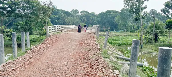 কেশবপুরে ৪ বছরেও শেষ হয়নি ব্রিজের সংযোগ সড়কের নির্মাণ কাজ