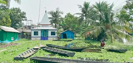 ডুমুরিয়ায় পানিবন্দী ৪ মন্দিরে এবার হচ্ছে না দুর্গাপূজা