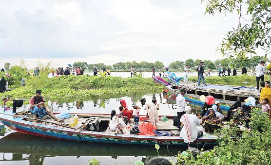 চান্দিনার ঘুরগার বিল পর্যটন শিল্পে সম্ভাবনার হাতছানি  সৌন্দর্য্য উপভোগ করতে ভিড় বাড়ছে ভ্রমণ পিপাসুদের