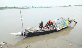 যৌবনে সুখেন পরিবার ভিটে-মাটি হারিয়ে নৌকায় পেতেছে নীড়