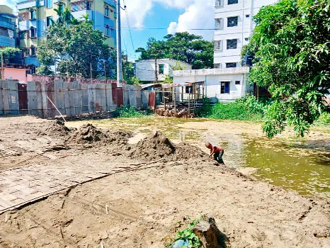 হাটহাজারীতে রাতের অন্ধকারে চলছে পুকুর ভরাটের কাজ
