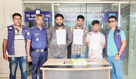 মাধবদীতে পুলিশের পোশাক পরে ডাকাতির সময় তিন ডাকাত গ্রেপ্তার