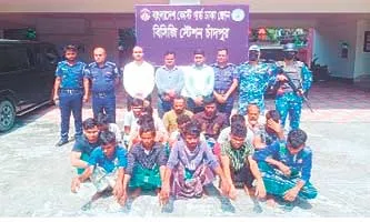 চাঁদপুরে মেঘনা নদীর মোহনায় অবৈধ কারেন্ট জাল ও ২টি বোটসহ ১৭ জন জেলেকে আটক করেছে কোস্ট গার্ড