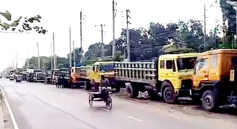 কুষ্টিয়ার সড়কের পাশে বাস ট্রাক পার্কিং বাড়ছে দুর্ঘটনা