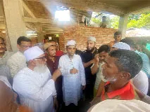 সাতকানিয়ায় অগ্নিকাণ্ডে ক্ষতিগ্রস্ত পরিবারের পাশে দাঁড়ালো জামায়াত