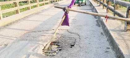 গোমতী নদীর সেতুতে ভয়াবহ  ঝুঁকি ও ভাঙনের আশঙ্কা