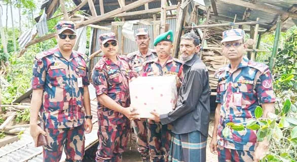 জুড়ীতে ঝড়ে ক্ষতিগ্রস্তদের মাঝে ত্রাণসামগ্রী বিতরণ করেছে বিজিবি