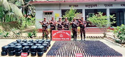 চৌদ্দগ্রামে সীমান্ত থেকে ২১ লাখ টাকা মূল্যের মাদক ও আতশবাজি আটক